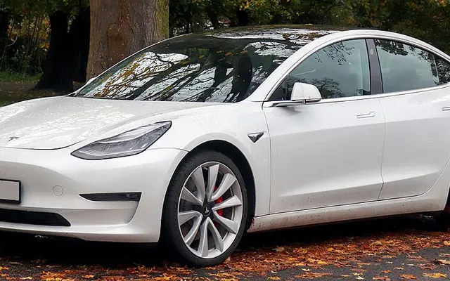 Tesla Model 3 fotoğraf